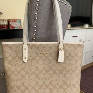 COACH CITY ZIP TOTE IN SIGNATURE CANVAS (F58292)